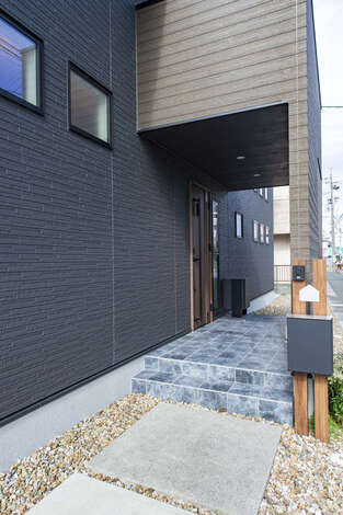 玄関前に格子を設けて目線をカット