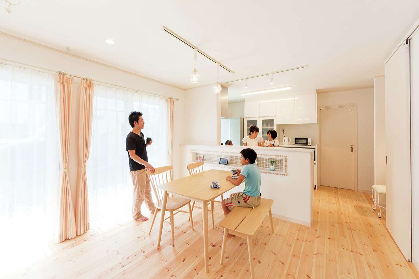イーホーム【省エネ】パイン材の床が心地いい、ナチュラルテイストのLDK。収納も十分確保し、空間を常にすっきりと保つことができる