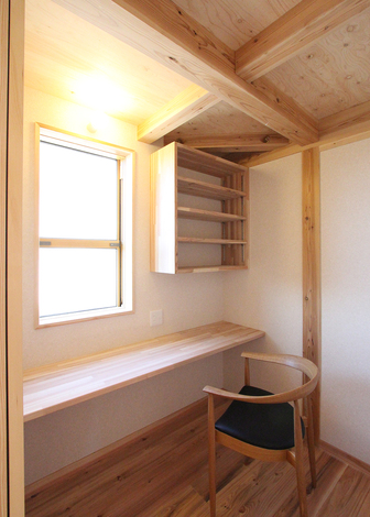 ワークスペースのカウンターは造作で仕上げた