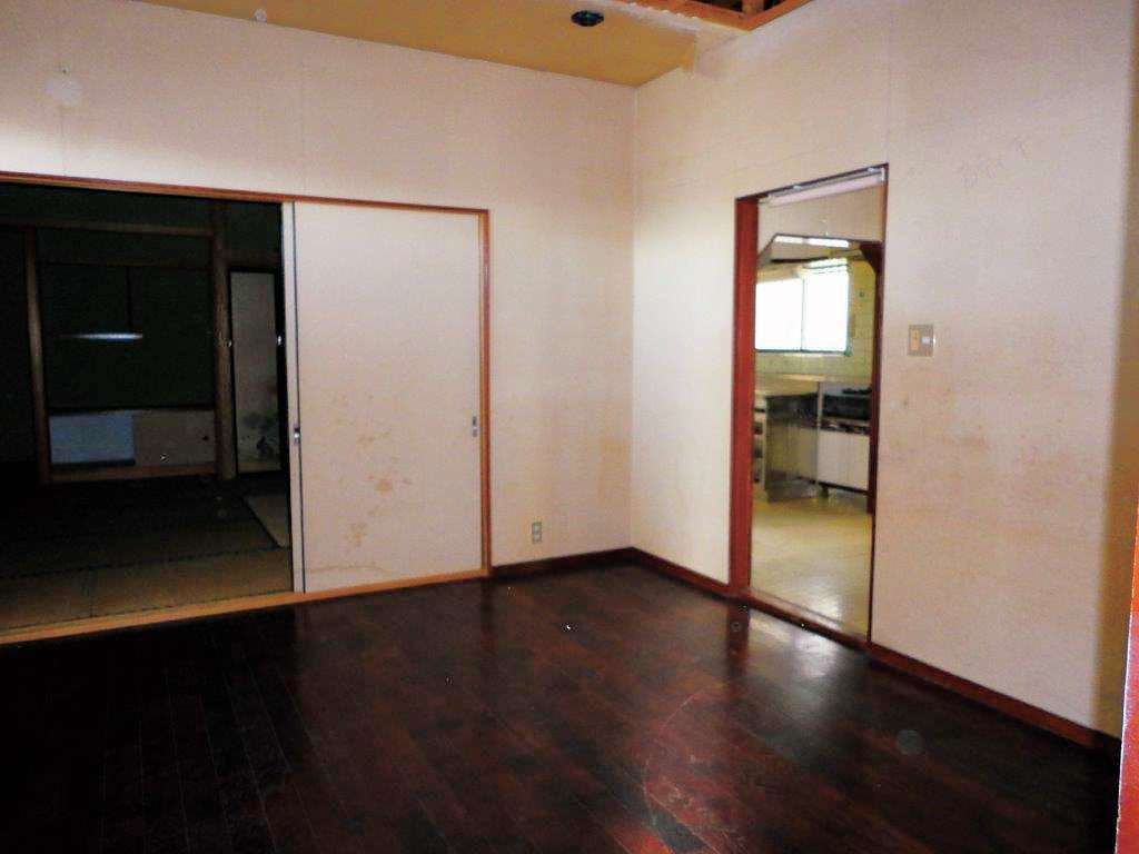 以前は部屋ごとに壁で仕切られ、天井高も低かったため窮屈な印象だった