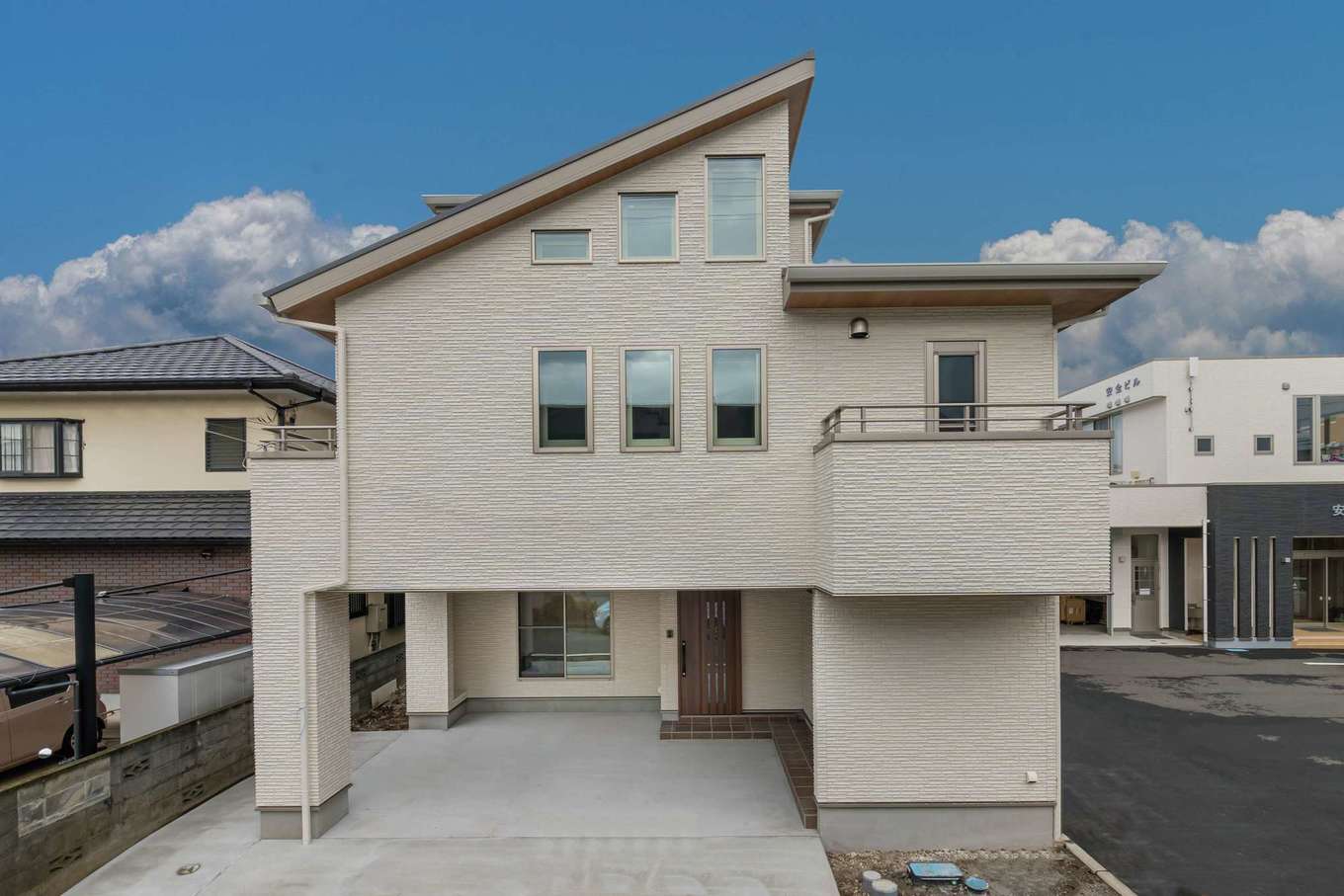 大成工務店【デザイン住宅、収納力、高級住宅】外観も落ち着いた色合いに。ピロティ式のガレージで敷地を有効に活用している