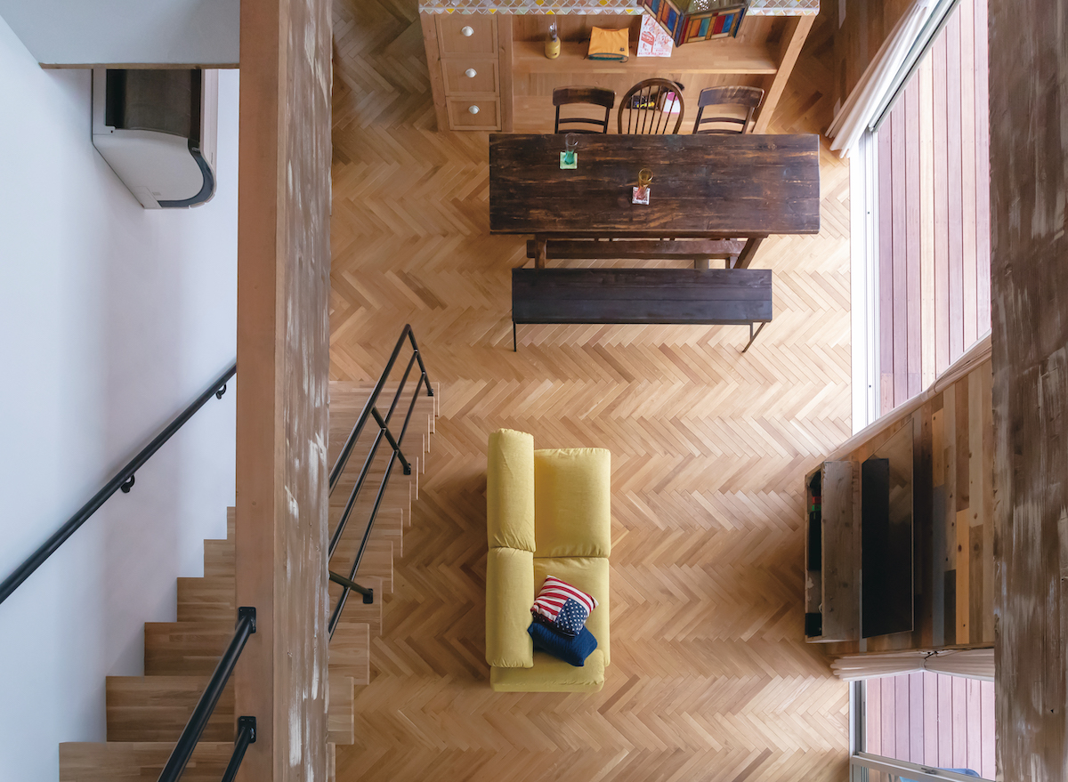 富士ホームズデザイン【子育て、自然素材、インテリア】ヘリンボーンの床とアンティーク家具で男前な空間にコーディネートした吹抜けのLDK