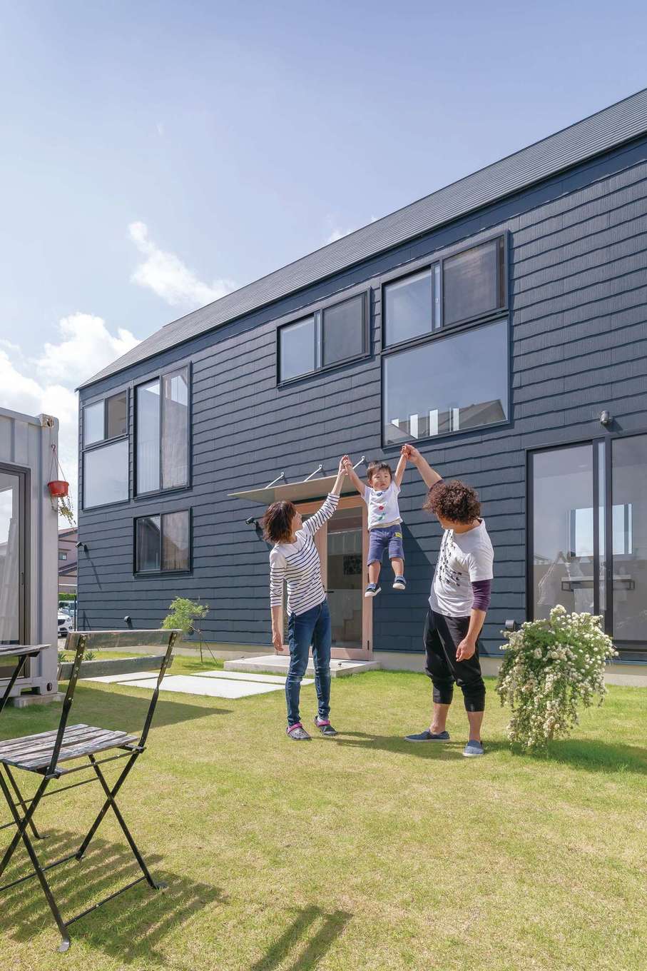 MABUCHI【デザイン住宅、建築家、インテリア】建築家のこだわりで、玄関ドアはガラス張りに