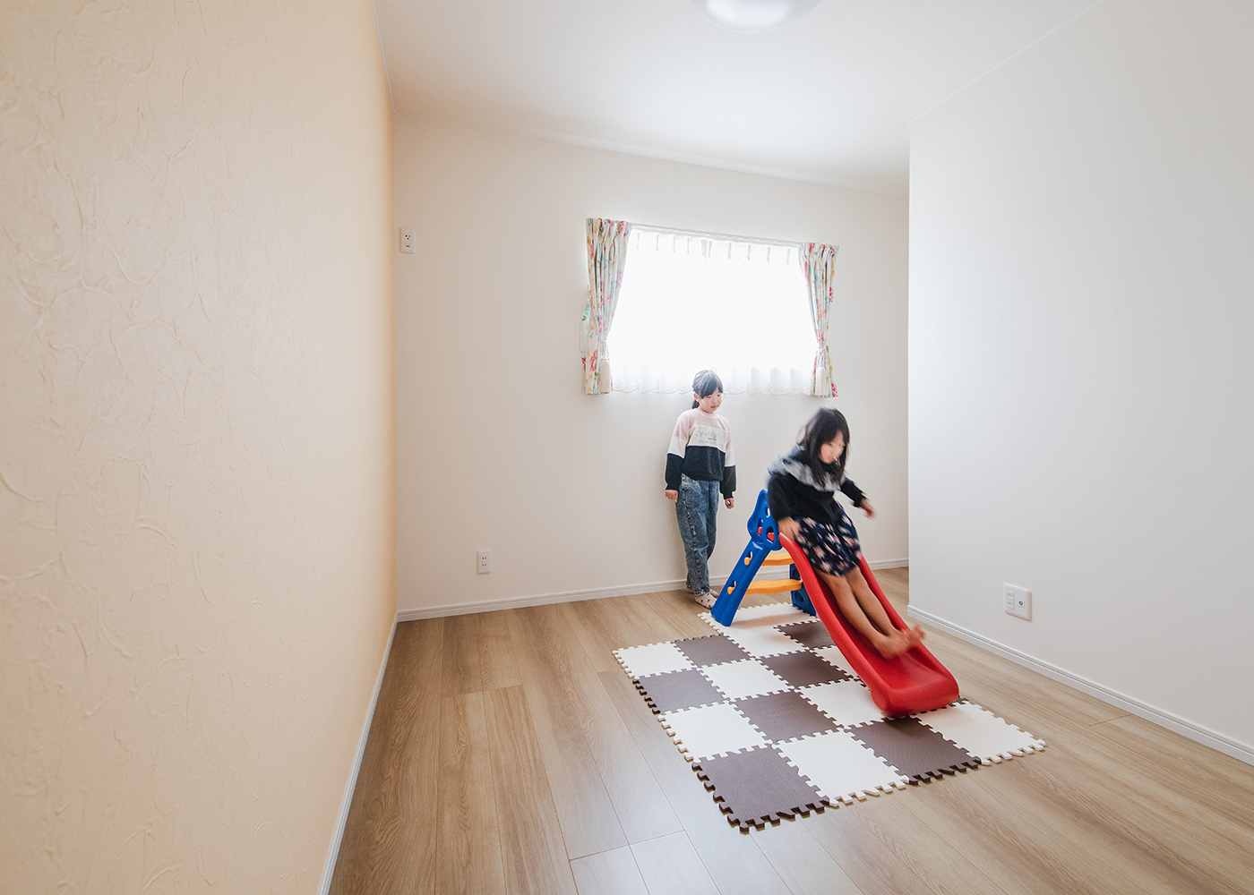 ナイスホーム【収納力、デザイン住宅、間取り】子ども部屋のクロスは、姉妹それぞれの好きな色をセレクト。次女はイエローを選択