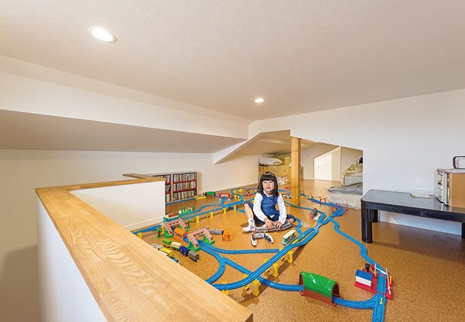 小屋裏収納にはご主人のプラレールが。お子さまが小さなうちは、ここも楽しい遊び場に
