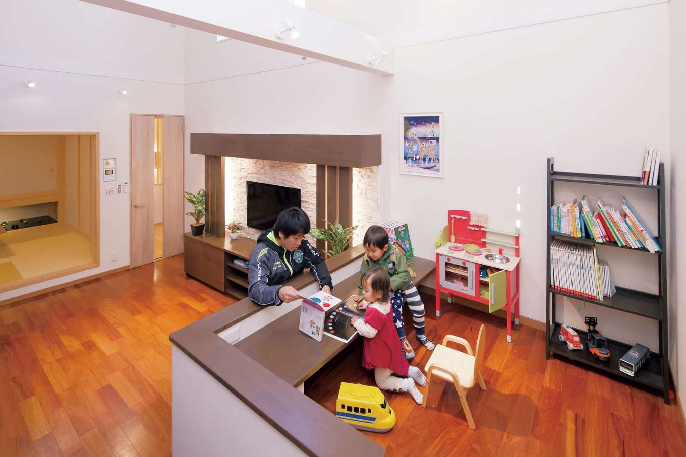 住宅工房 アリアンス【子育て、省エネ、間取り】リビングの一角に設けたスキップフロアのキッズスペース。情操心理学上、子どもと同じ目線で話すのはとても大切なことで、『アリアンス』の施主さんの7割以上がキッズスペースを採用し、子どもの成長を同じ目線で見守っている