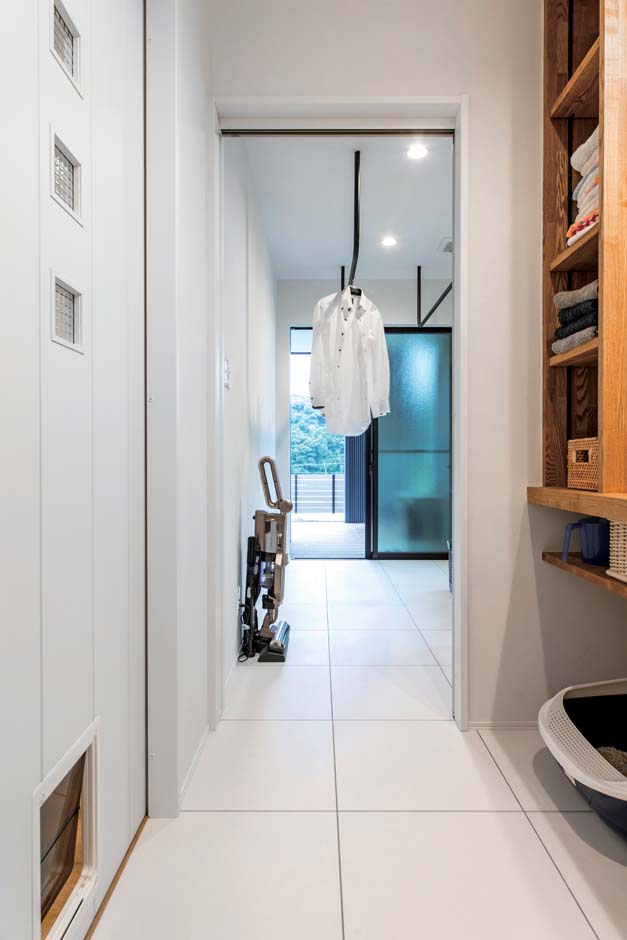 KUREKEN HAUS（榑林建設）【デザイン住宅、省エネ、ペット】奥さま熱望のランドリールーム。仕事で遅くなる日や天気が下り坂の日も安心。浴室から洗面脱衣室、ランドリールーム、そして屋外の干し場まで一直線の動線も見事