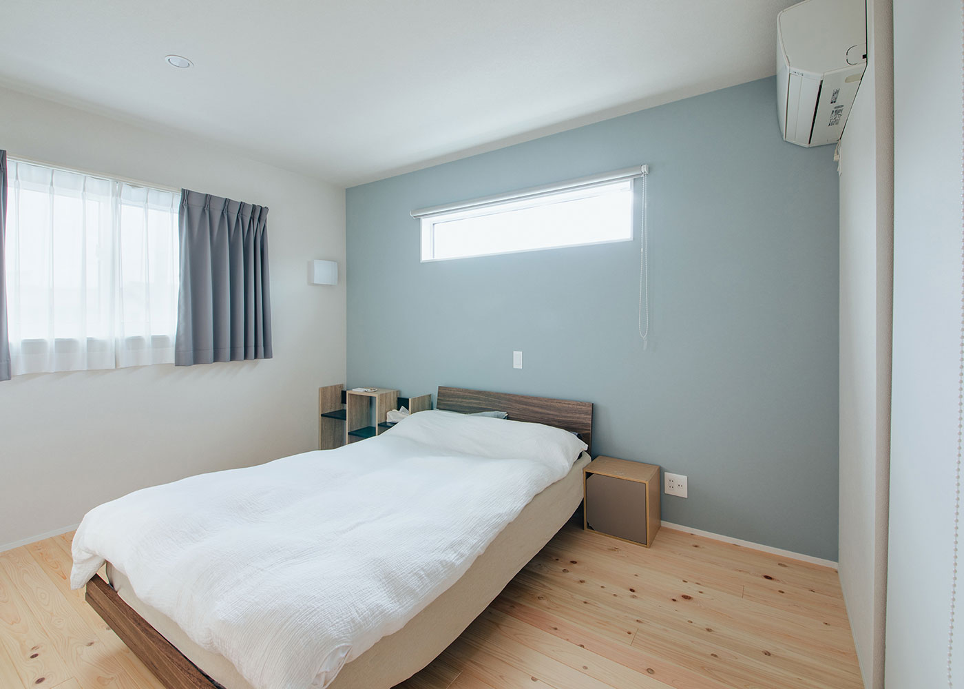 フジモクの家（富士木材）【自然素材、狭小住宅、省エネ】寝室はクロスでアレンジ。右手に収納を用意