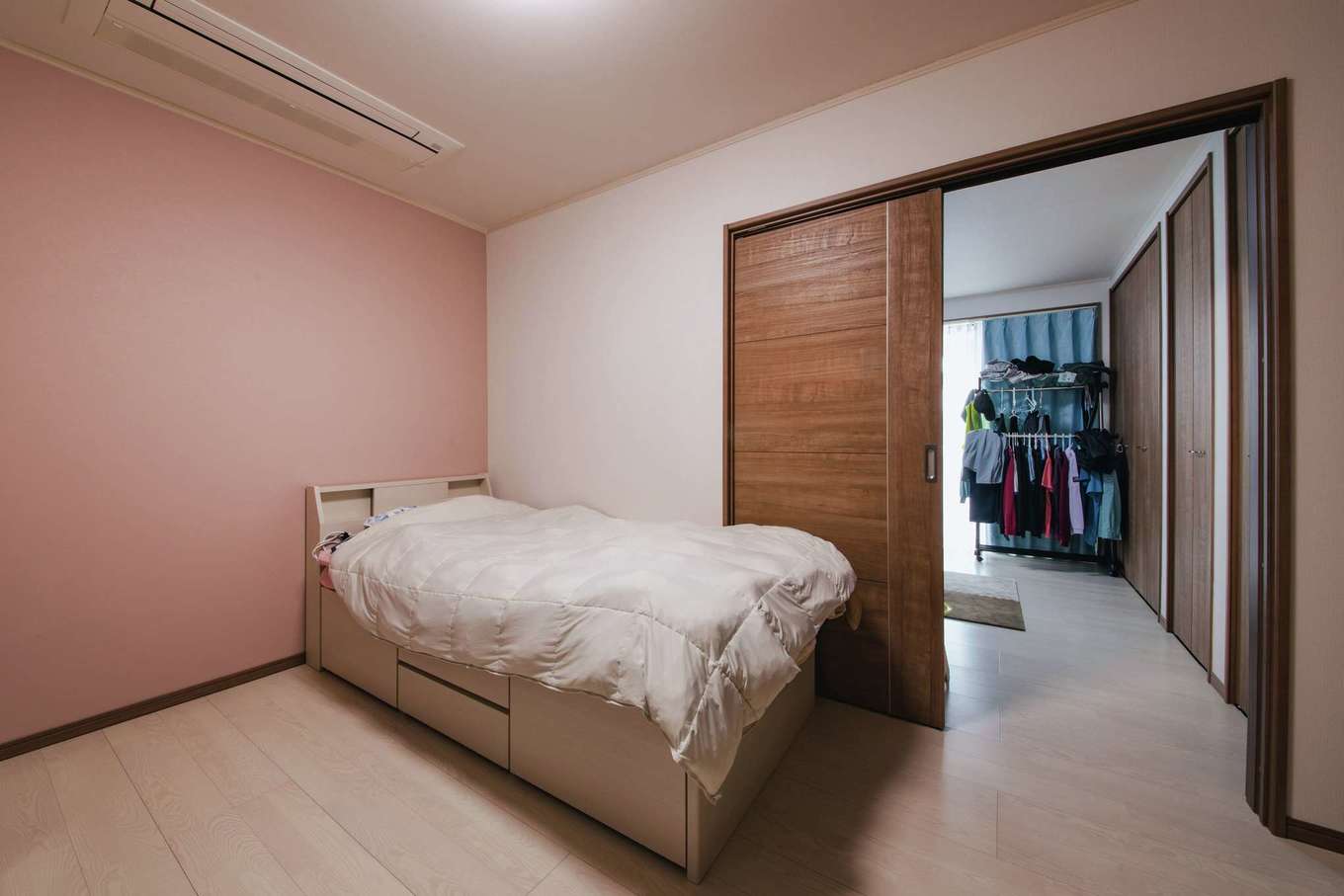 子育て安心住宅 Design Craft Office｜両親の部屋は2つの和室を洋室に変更し、ベッドを設置。建物中央で壁掛けエアコンが設置できないため、天井埋め込み式を採用した