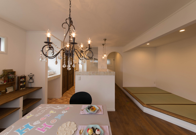 キッチンから家族が見渡せるレイアウト。その一方、手元が見えないように、キッチンカウンターを高めに造作してもらった。ダイニングから浴室まで一直線の家事動線も便利