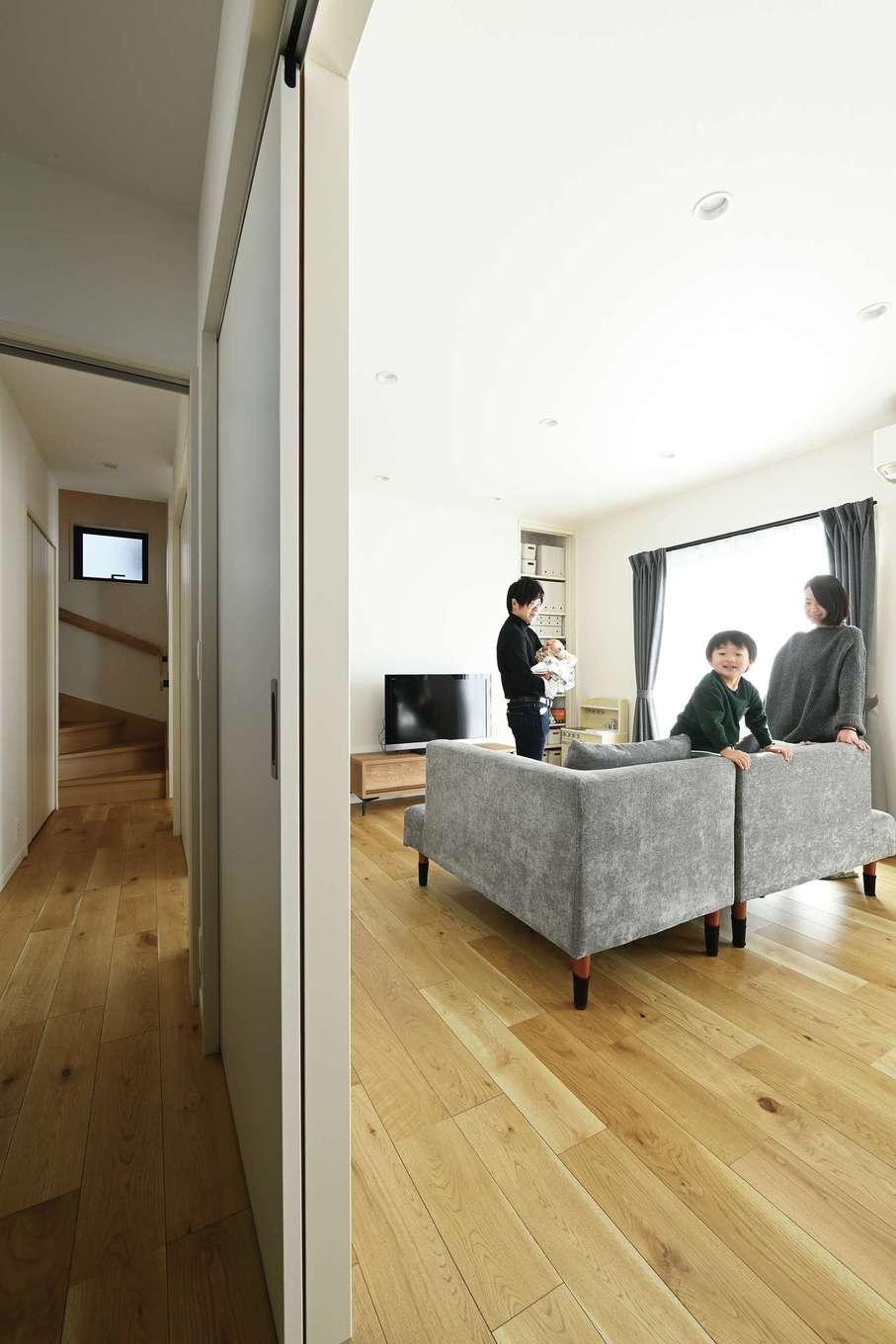カナメクラフト（かなめ創建）【デザイン住宅、子育て、間取り】長方形のLDKと水回りを壁で仕切り、玄関からトイレ、洗面、脱衣、浴室を一直線に配置。行き来がラクで洗濯家事や移動もスムーズにできる