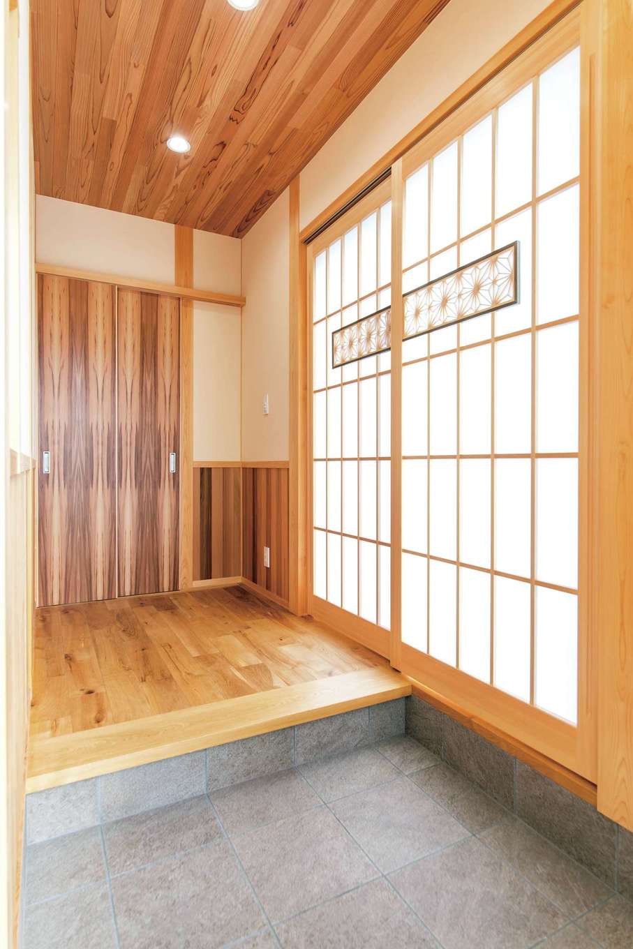 櫻 工務店【和風、自然素材、間取り】玄関ホールにはおしゃれな麻の葉模様の飾り障子で和の趣を。障子紙は樹脂製のため破れずにお手入れもラク
