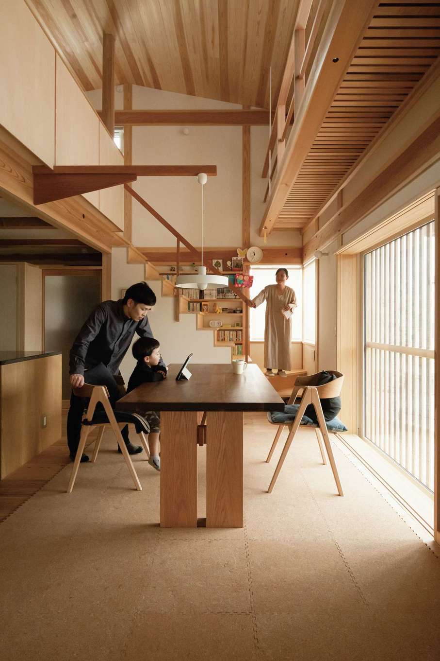 石牧建築【子育て、収納力、自然素材】ダイニング上のペンダント照明は、チェリー材の片持ち式アームがスタイリッシュ