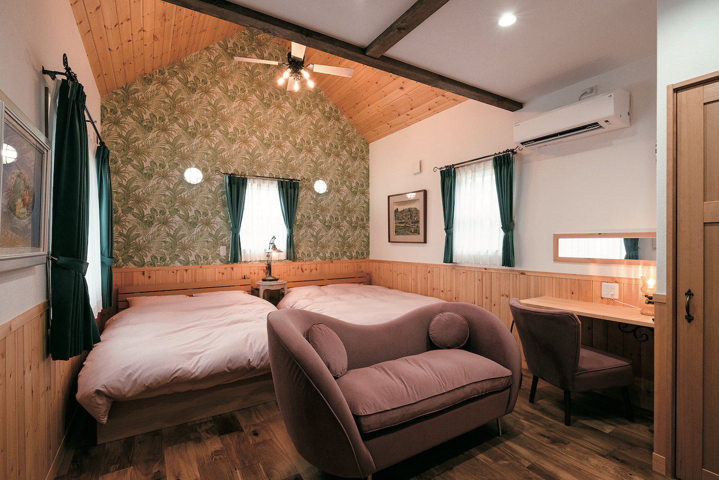 富士ホームズデザイン【デザイン住宅、自然素材、高級住宅】ラベンダー色のソファーが目を引く寝室