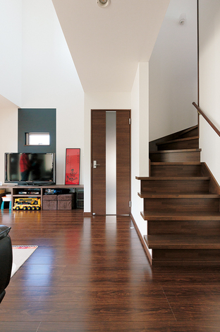 奥さまが欲しかったというリビング階段は、家族の交差点に