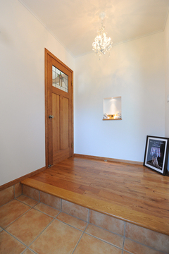 玄関にはシャンデリアとニッチを設け華やかに