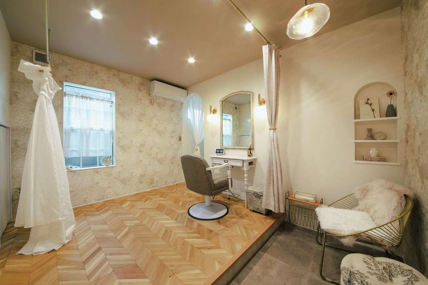 will建築工房【デザイン住宅、間取り、インテリア】奥さまの営むヘアメイクスタジオ。ヘリンボーンの床を一段上げてステージ風に演出した空間に、来店客のテンションも上がる