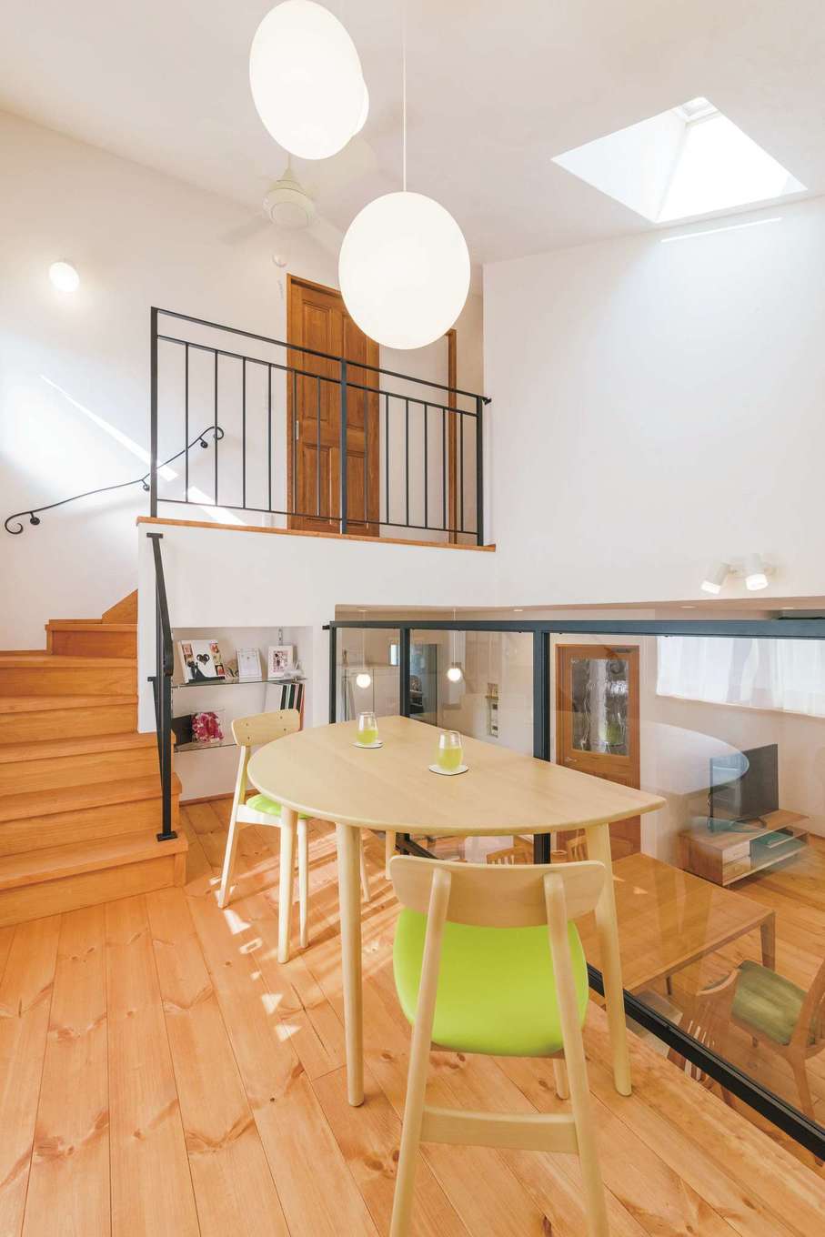 アイジースタイルハウス【デザイン住宅、自然素材、省エネ】ガラス張りのスキップフロアを採用したことにより、LDKがより広く感じられる