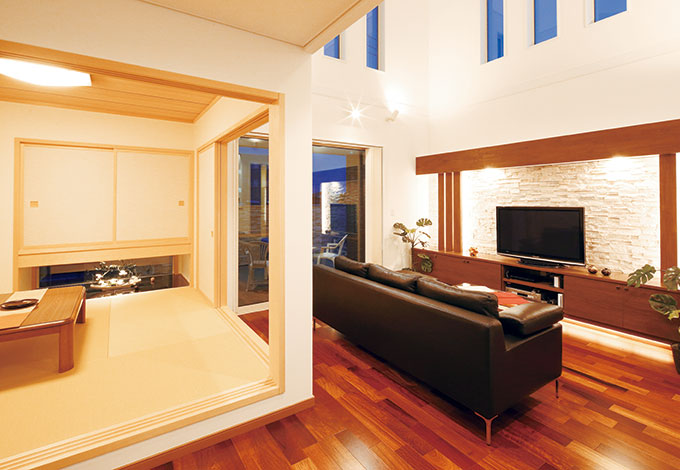住宅工房 アリアンス【デザイン住宅、自然素材、間取り】LDKとゆるやかにつながった和室。畳に座った時の目線が縦へ、横へと伸 び、開放感を満喫できるように計算されている