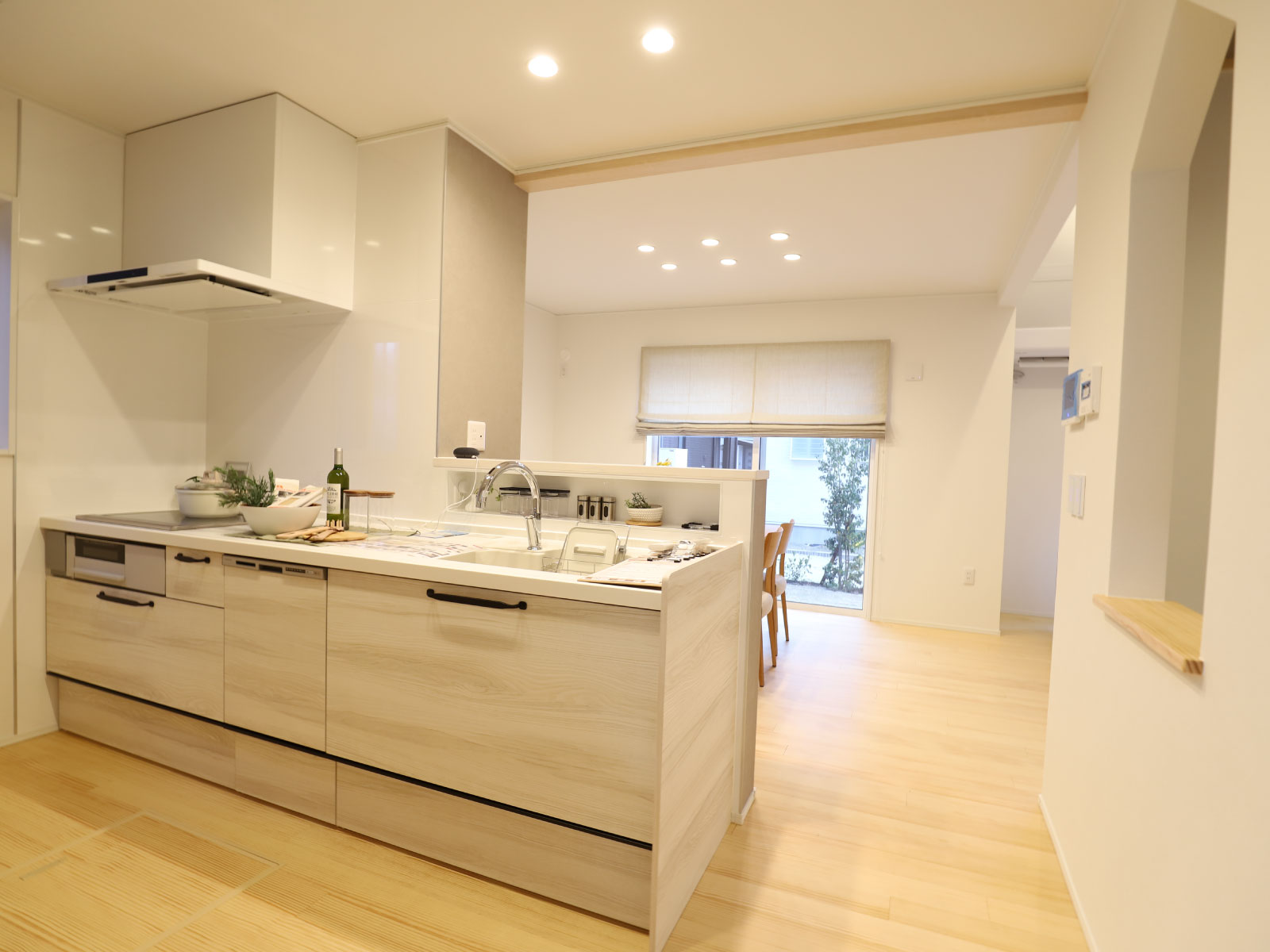 ヘスタホーム｜広々としたキッチンは、明るく清潔感あふれるデザイン。充分な収納スペースを備え、料理を楽しくする開放的なレイアウト。