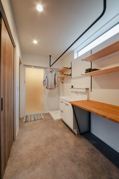 洗面脱衣室を広く設け　洗濯物を干す場所＆畳む場所をつくりランドリースペースに　珪藻土の壁でカラット乾き、生乾きなどの嫌な臭いもつかない空間に