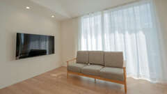 天井までサッシを高くした明るいリビング