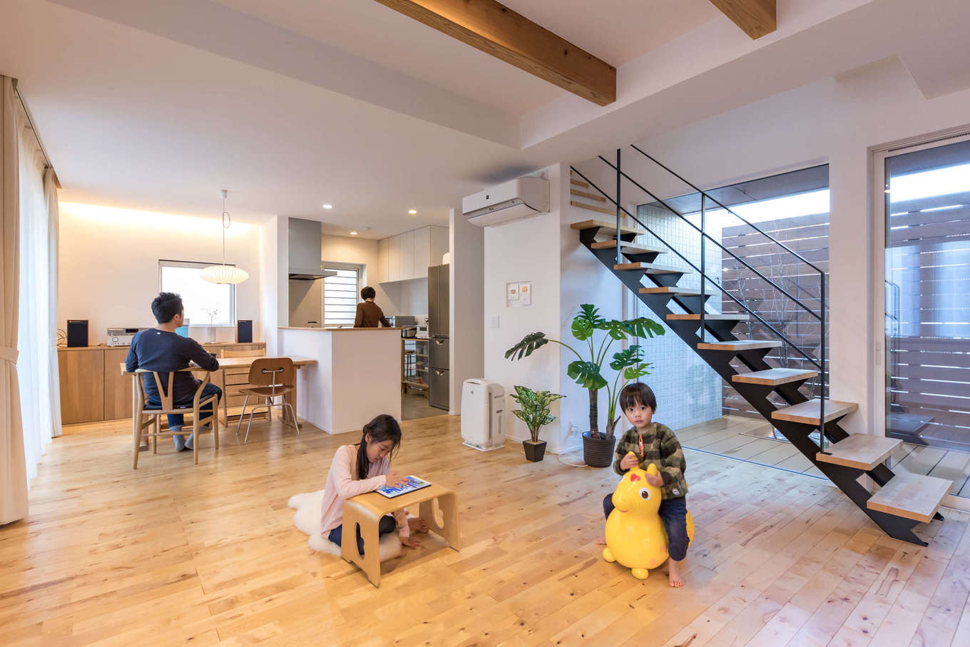 DAIBA HOME【子育て】あまり多くの家具を置かず、広々とくつろげるLDK。床は樺（カバ）の無垢材を選んだため、ダイニングテーブルも同じ樹種でオーダーメイド