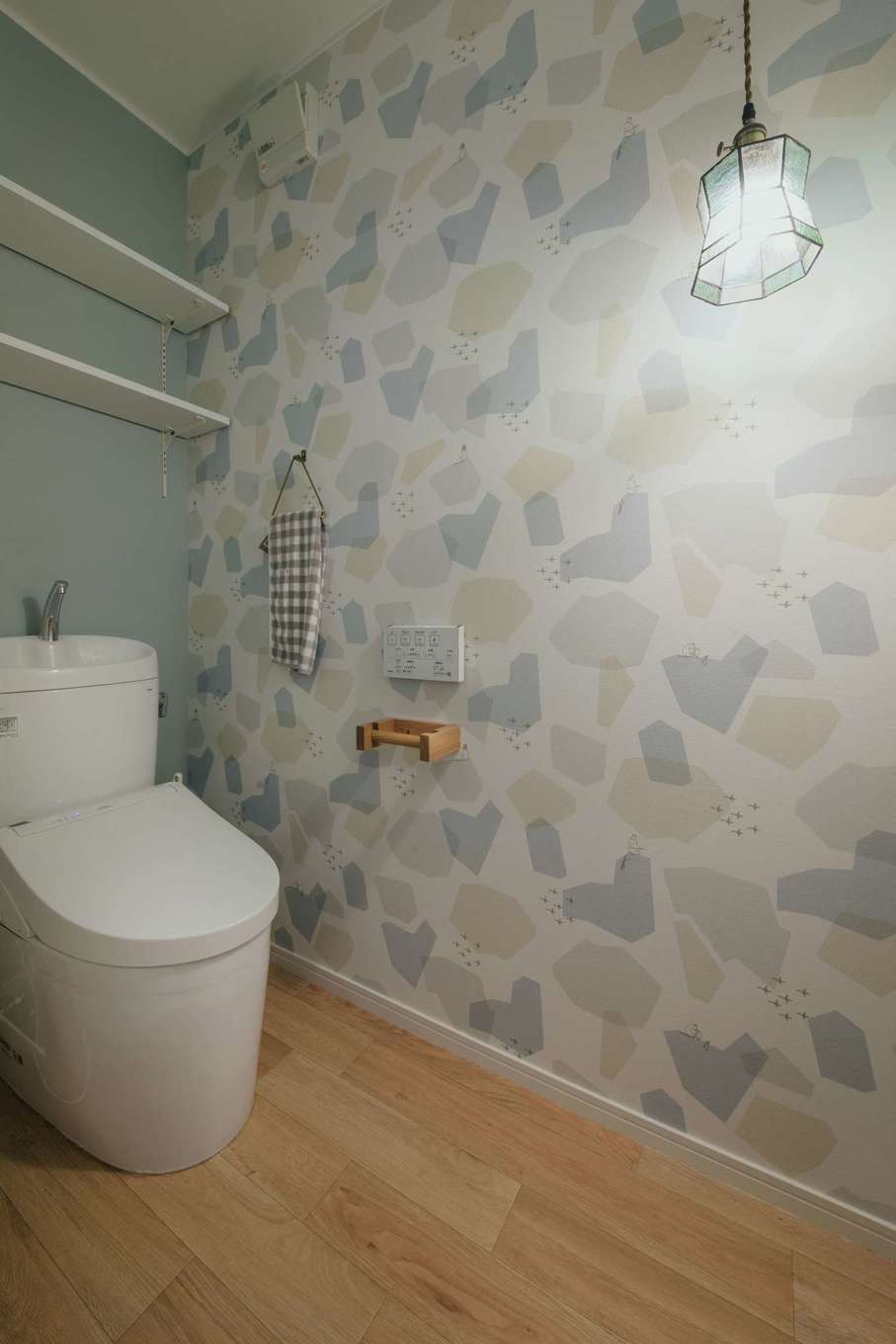 子育て安心住宅 Design Craft Office【デザイン住宅、子育て、間取り】トイレには奥さまの好きなキャラクターが隠れたクロスを採用。照明のステンドグラスは作家物