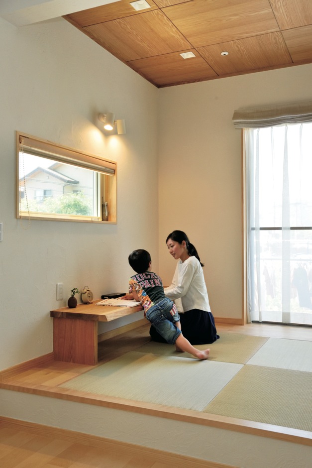 ひらおか建築【子育て、自然素材、省エネ】勉強はいつも1階の畳コーナーで。2階の個室は寝るときだけ利用
