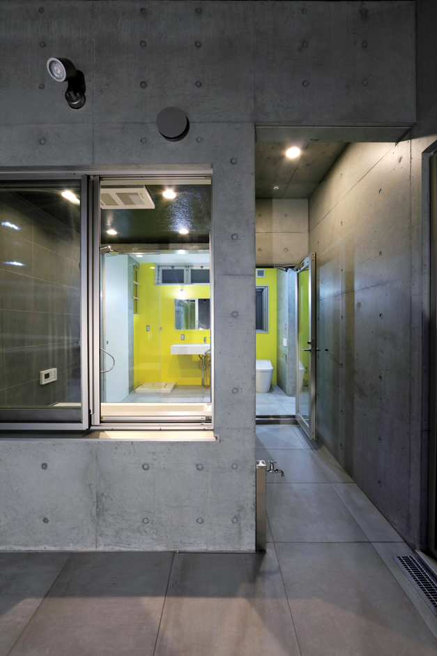 BAUM HOME（岩崎工務店）【デザイン住宅、平屋、鉄骨鉄筋コンクリート構造】ランドリールームから浴室の側を通り抜けて、中庭へとつながる便利な洗濯動線。中庭は外からまったく見えないので、洗濯物も人目を気にせずに干せる