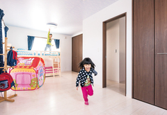 長男と次女の部屋は二間続 きに。将来、壁で仕切ることを考慮して、入り口とクローゼットは2つずつ設置