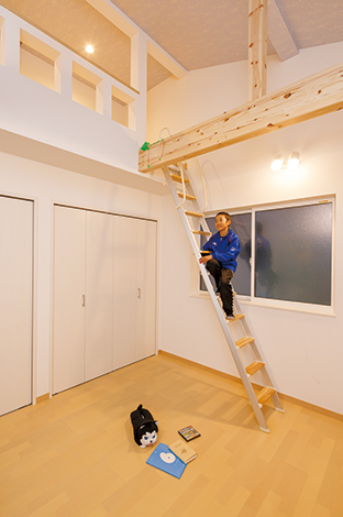 コットンハウス【デザイン住宅、狭小住宅、屋上バルコニー】自分の部屋ができてご満悦のI君。太い梁にハンモックを吊る計画も。「ロフトは僕の秘密基地です」