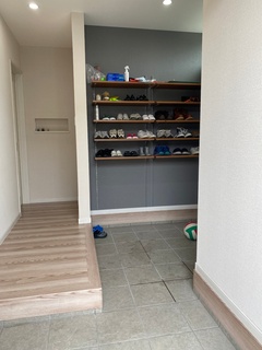 【L字型玄関と土間収納のある37坪の2階建て】光と家族の時間をシンプルモダンな家で楽しむ