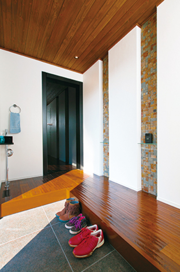 二世帯共有の玄関ホール。犬の散歩から帰ってすぐ手を洗えるようにミニ洗面台を設けた