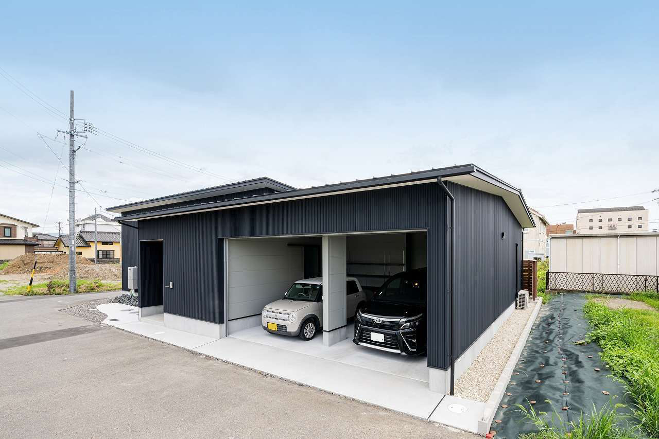 アーキテックス【デザイン住宅、省エネ、平屋】インナーガレージはご主人と奥さまそれぞれが駐車しやすいよう、簡易的な間仕切りを設けた