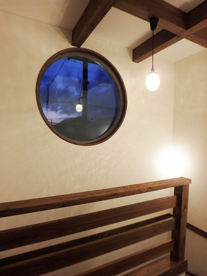 TDホーム静岡西 ウエストンホームズ【和風、自然素材、間取り】特徴的な丸窓は、朝の光も夜の光も招き入れる。空間のシンボルとして家族を照らす