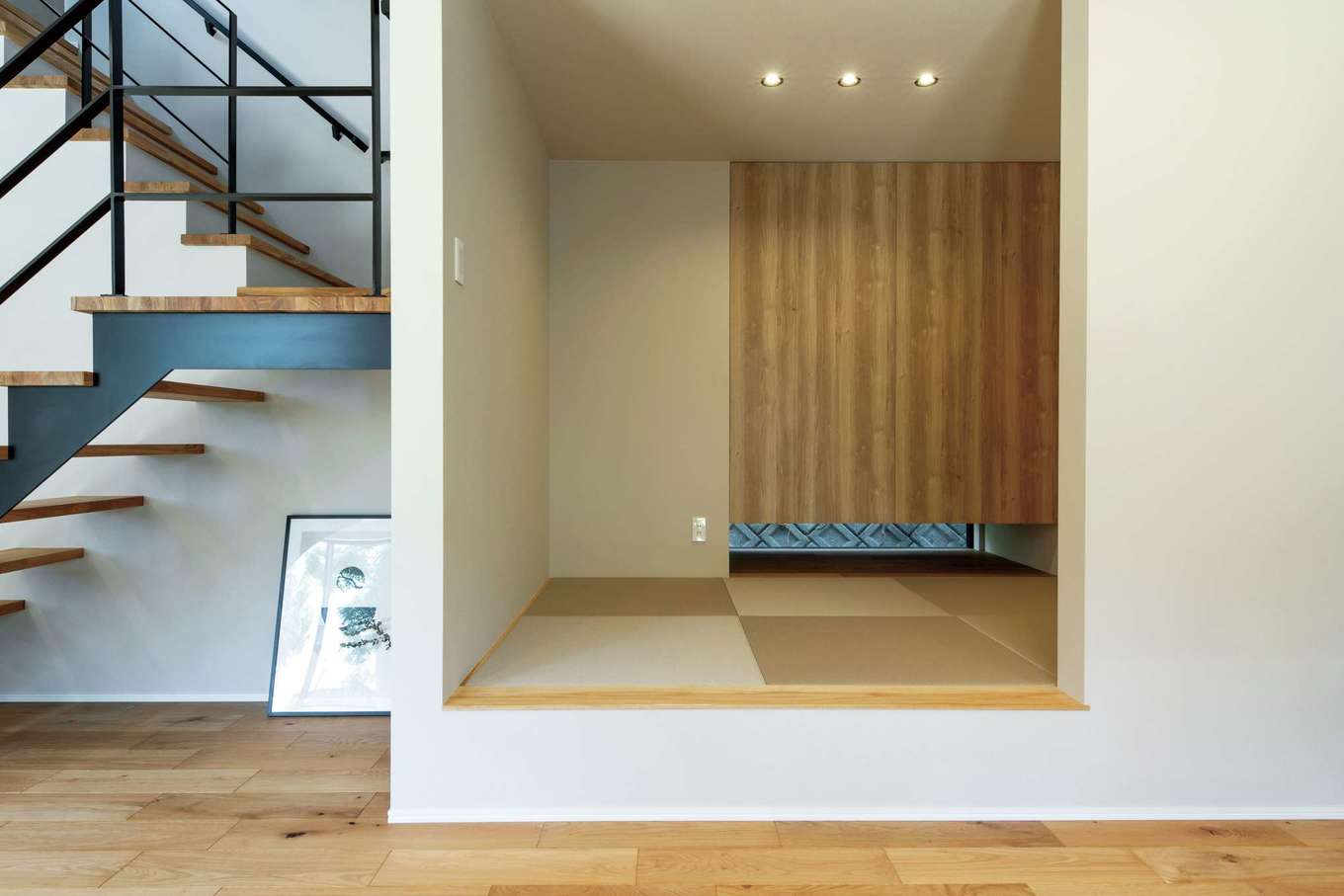 KUREKEN HAUS（榑林建設）【デザイン住宅、趣味、間取り】小上がりの和室を用意。節句の時期は、姉妹二人のおひなさまを飾り、それ以外の時期は、子どもの服や学用品を置いて身支度スペースに活用している