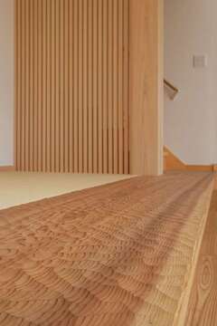 ご主人の希望で、小上がりには凹凸をつけたなぐり細工の一枚板を用いた。階段側の格子の壁との相性もよく、和の落ち着いた雰囲気を醸し出す