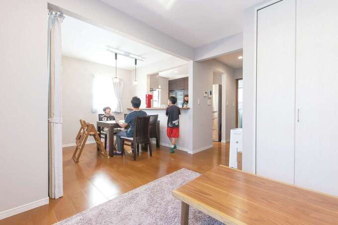 LDKは淡いグレーのクロスとブラックチェリーのフローリングを選んで大人っぽい空間に