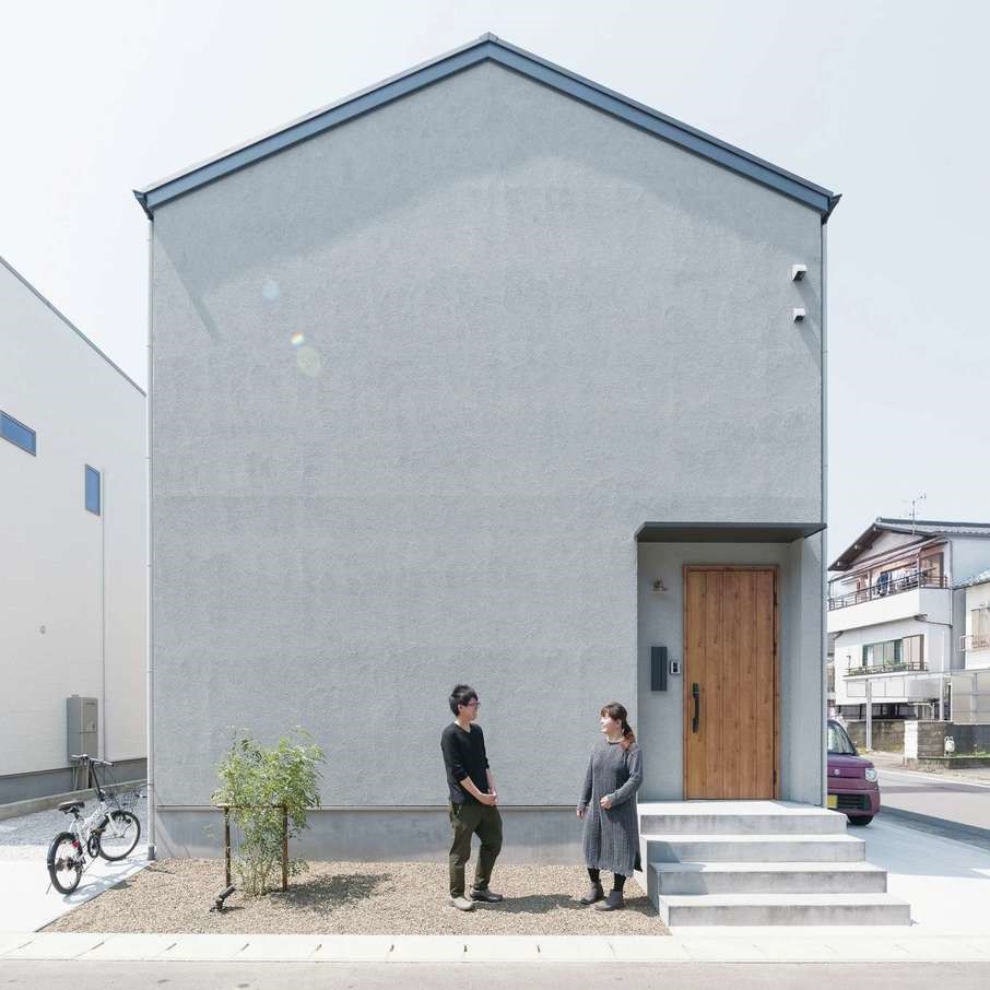 三和建設【デザイン住宅、趣味、間取り】家の左右に駐車スペースを設け、隣家との間を開ける工夫を。家の前面には窓がないが、日当たりや風の流れを緻密に計算し、家の中は外観からは想像できないほど明るい