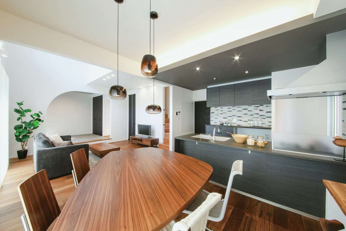 静鉄ホームズ【デザイン住宅、間取り、インテリア】チャコールグレーのキッチンで目を引くのは、ブルーとグレーのコントラストが印象的なタイル。奥にはデスクコーナーも