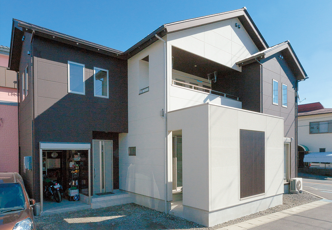 外観もモデルハウスを参考に。敷地のすぐ隣を幹線道路が走るので、子どもの飛び出しも考慮し、玄関は奥まった場所に変更した