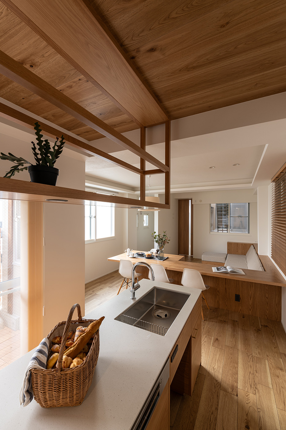 la CASA（ラ・カーサ）｜自然を感じながら過ごすことに豊かさを感じるKさん夫妻。季節や時間によって変化する光と風を窓から採り込む