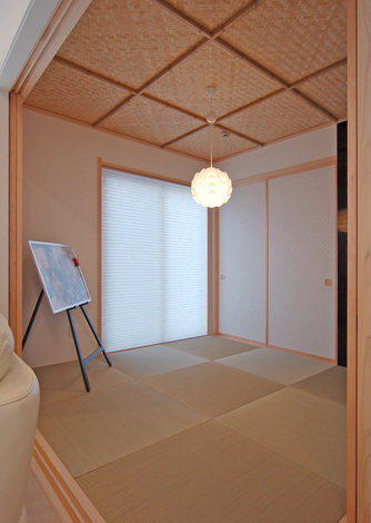 リビングに隣接した和室。障子が二面とも壁側に引き込めるので、リビングと合わせて広く使うことも可能