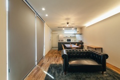 カーテンレスでもいいのですが、日がまぶしすぎた場合などにロールスクリーンをしめれるようになっています。また、スラーっと一本通った間接照明が印象的で夜の顔もすてきなLDK