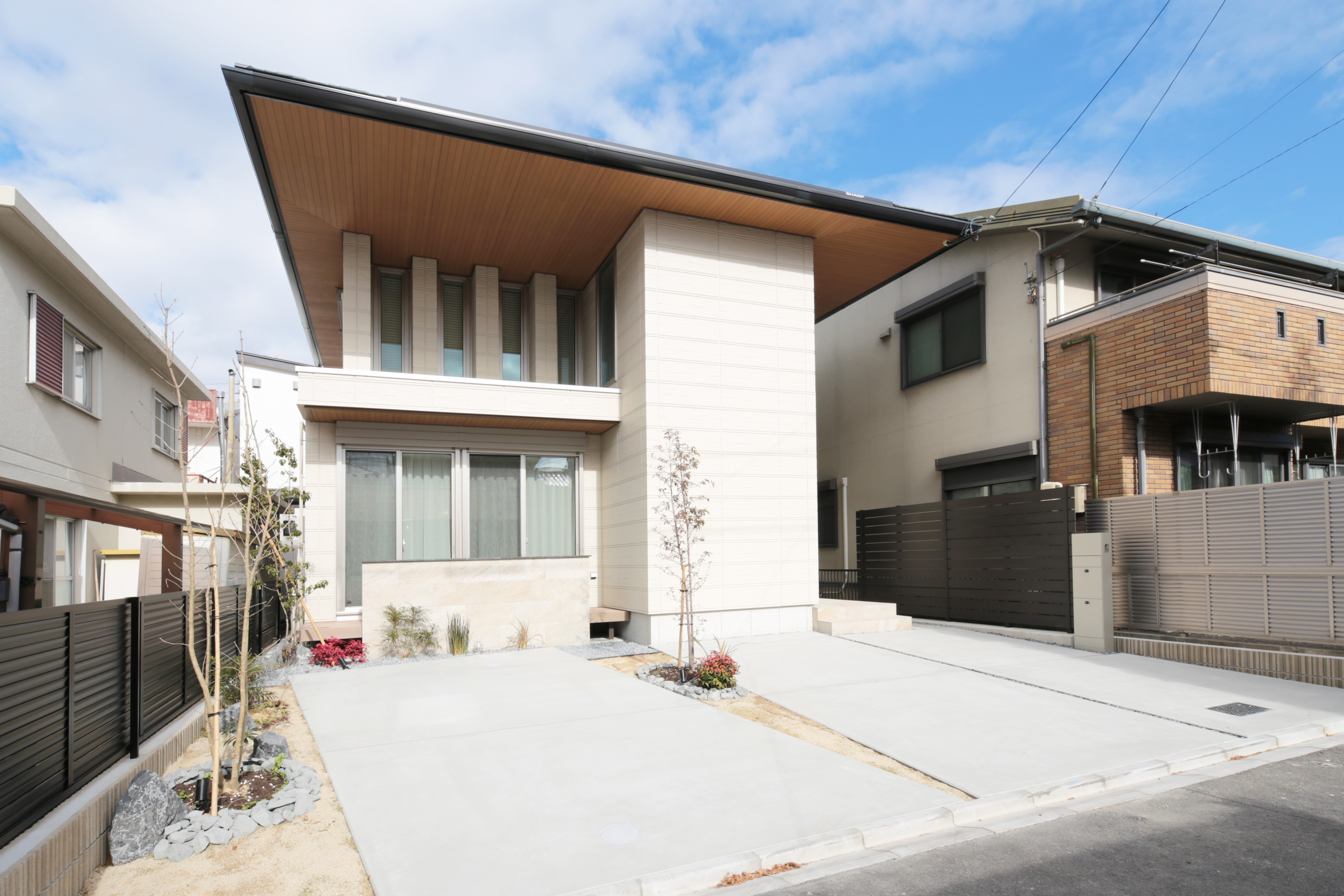 大和ハウス工業中部支社｜モダンなデザインの二階建て住宅。大きな軒が特徴的で、シンプルながらも洗練された印象を与える。駐車スペースも広く快適である。