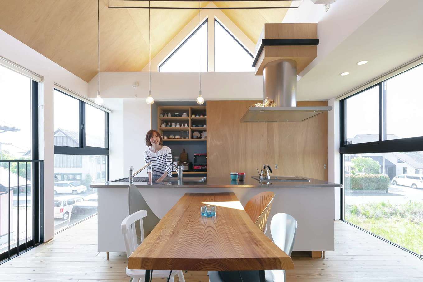 MABUCHI【デザイン住宅、建築家、インテリア】開放感あふれる2階LDK。借景を楽しむために南北両側に大きな開口部を採用。遠くの畦道を歩いている人や風景を見るのも楽しい