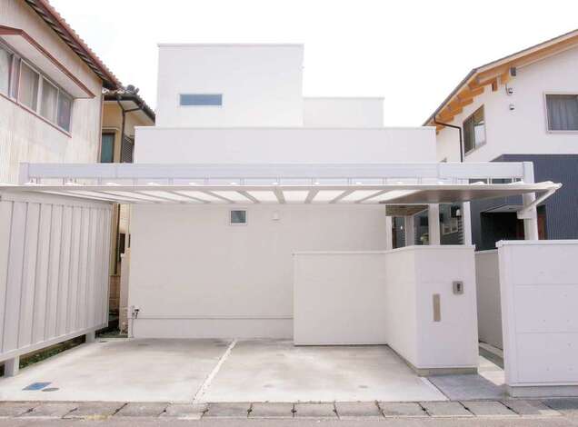 シャープなラインの外観。雨の日でも濡れない大きなカーポートは、無機質なデザインが建物の雰囲気にマッチしている