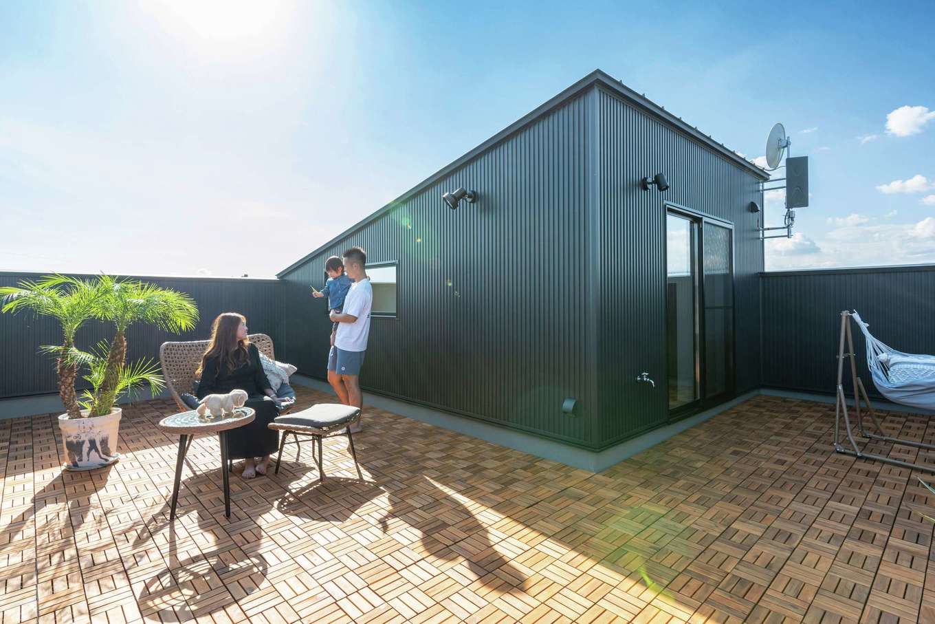 住家 JYUKA【デザイン住宅、間取り、屋上バルコニー】24畳分という広々とした屋上には、熱対策にもなるウッドタイルを。住宅密集地の中につくりだした特別なプライベートスペースだ