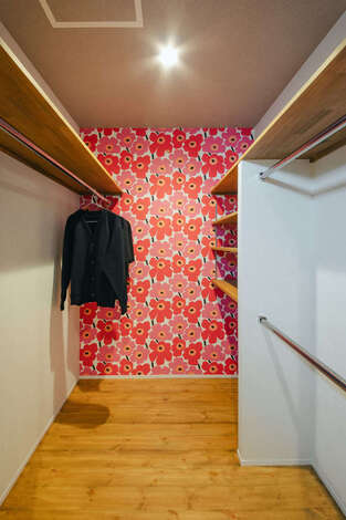 奥さまこだわりのアクセントクロスが映えるウォークインクローゼット